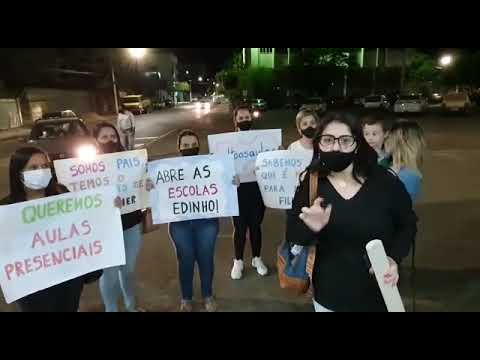 Grupo faz manifestação pelo retorno das aulas presenciais para crianças na Câmara Municipal