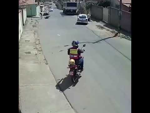 Vídeo: motorista embriagado atropela motociclista e foge sem prestar socorro em João Pinheiro