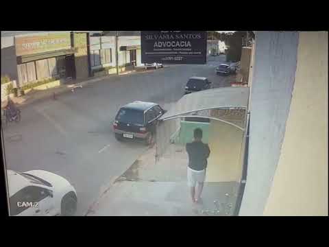 Vídeo: câmera de segurança flagra homem furtando celular de dentro de veículo em João Pinheiro