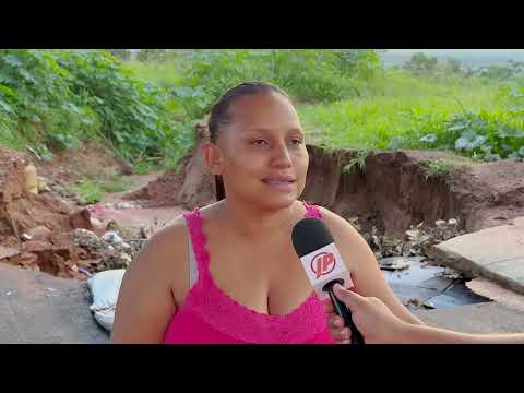 Grande erosão em rua recém-asfaltada no Itaipu ameaça residência em João Pinheiro