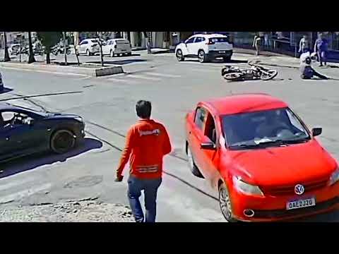 Câmera de segurança filma colisão entre motociclista e veículo de passeio no Centro de João Pinheiro