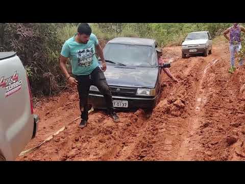 Chuvas intensas danificam estradas rurais e motoristas usam tratores para vencer atoleiros