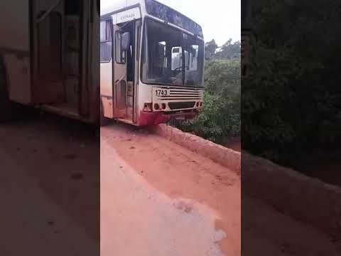 Ônibus lotado de trabalhadores fica pendurado na ponte da Canabrava, em João Pinheiro