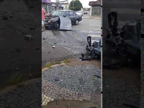 Motociclista fica ferido após bater em carro no Centro de João Pinheiro