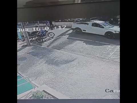 Ciclista para dentro de carroceria de carro em acidente no Centro de João Pinheiro