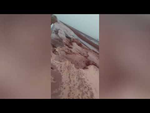 Estrada da Prainha vira “mar” com ondas após chuva em João Pinheiro