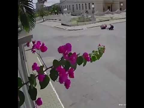 Vídeo mostra motociclista em alta velocidade antes de bater contra muro no Centro de João Pinheiro