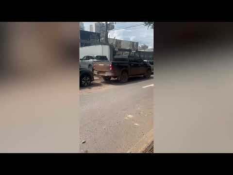 Motorista perde a paciência e arrasta caminhonete que bloqueava garagem, veja o vídeo