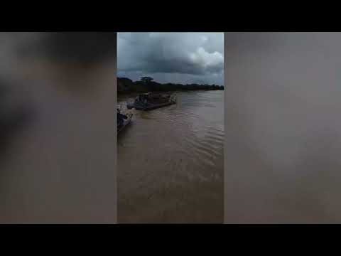 Barco retira balsa de dragagem presa sob a ponte do Rio Paracatu em Brasilândia de Minas