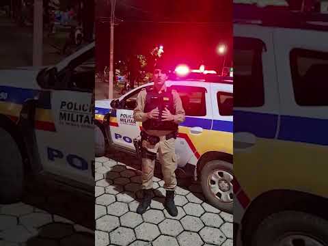 Policiais se divertem com crianças mostrando importância da aproximação com a comunidade