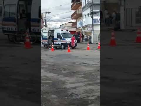 Bêbado urina em viatura da PMMG estacionada e acaba preso; veja o vídeo