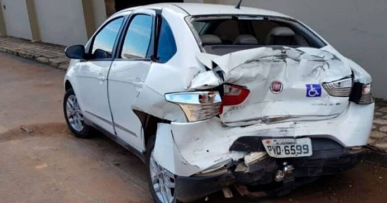 Carro colide com caminhão em trevo de João Pinheiro e deixa mulher ferida