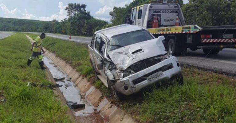 Condutor de Hillux perde o controle e se acidenta na BR-040 em João Pinheiro