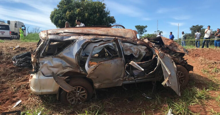 Médico sai da pista e capota com caminhonete na BR-040 em João Pinheiro