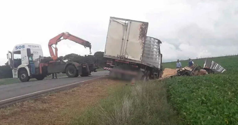 Condutor de caminhão tomba na MG-410 e vai parar no Pronto-Socorro