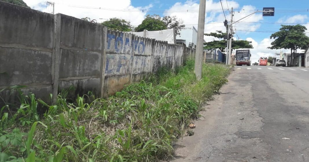 rua tertulino coelho com astolfo moreira calcada suja e com lixo