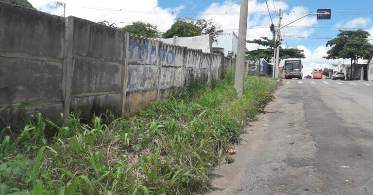 Calcadas sujas e com lixo, direito de ir e vir cerceado. De quem é a responsabilidade?