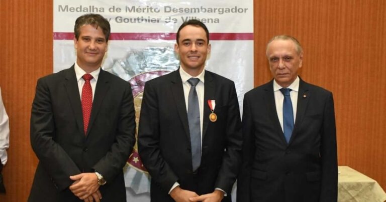 05 11 juiz de joao pinheiro recebe medalha