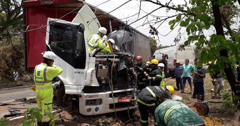 Acidente grave deixa motorista preso às ferragens na BR-040, em Paracatu