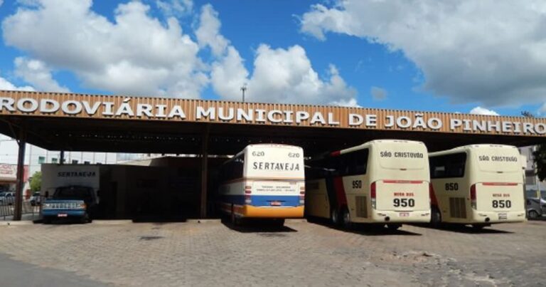 Homem dorme no banco da rodoviária de João Pinheiro e tem celular furtado