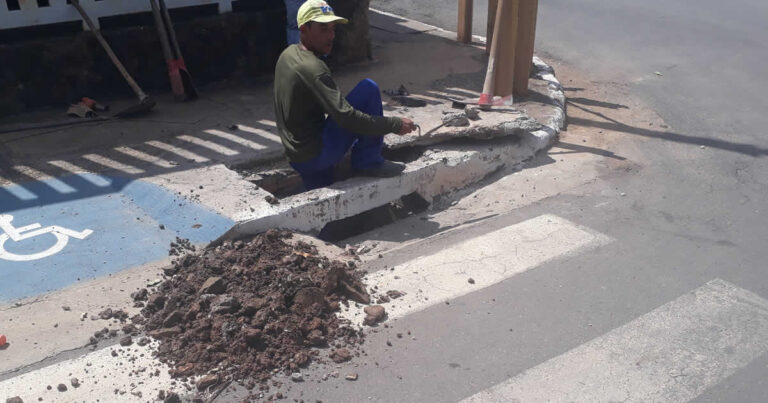 Prefeitura retira quase 300 quilos de papel de bueiros do centro da cidade de João Pinheiro