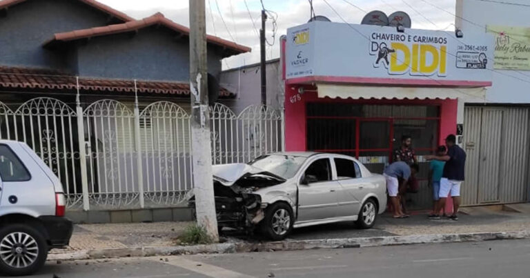 Veículo em alta velocidade colide contra poste no centro de João Pinheiro