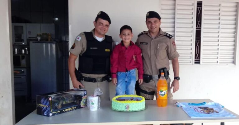 Garoto de 7 anos se torna Policial Militar no dia do seu aniversário em João Pinheiro