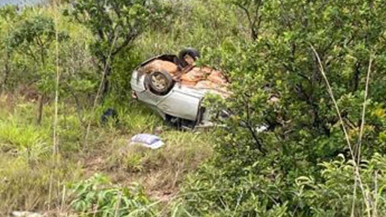 Carro capota após aquaplanagem na BR-365 em João Pinheiro e deixa dois feridos