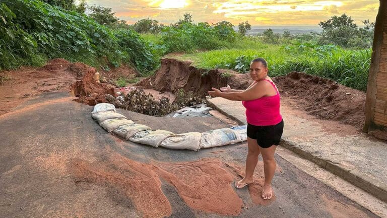 Grande erosão em rua recém-asfaltada no Itaipu ameaça residência em João Pinheiro; moradores pedem solução