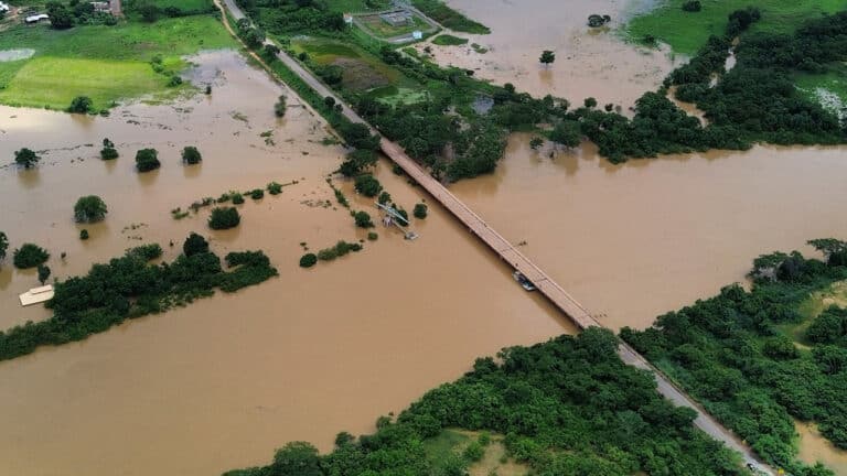 Rio Paracatu sobe mais de 8 metros da normalidade em Brasilândia de Minas e Defesa Civil faz alerta